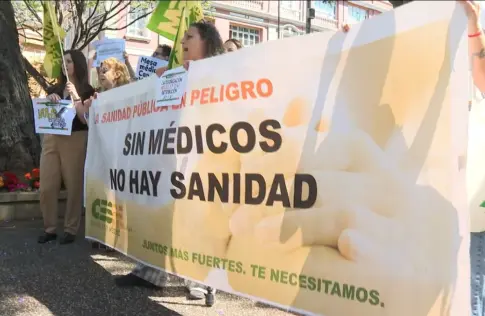 Sindicatos y Gobierno chocan por la fuga de médicos MIR en Canarias