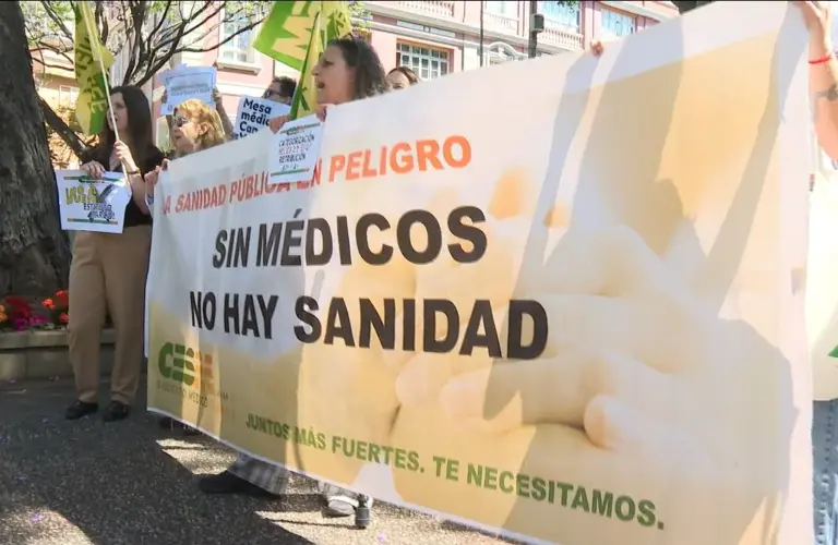 Sindicatos y Gobierno chocan por la fuga de médicos MIR en Canarias