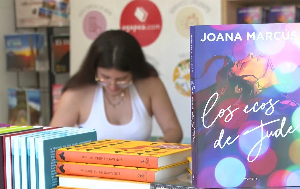 Locura juvenil en Tenerife por la firma de libros de la escritora Joana Marcús