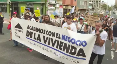 Cientos de personas protestan en Gran Canaria por el derecho a la vivienda