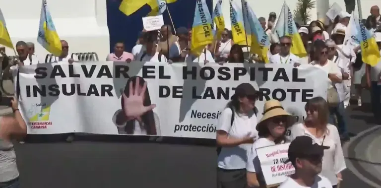 Miles de personas se manifiestan en Arrecife en defensa del Hospital Insular