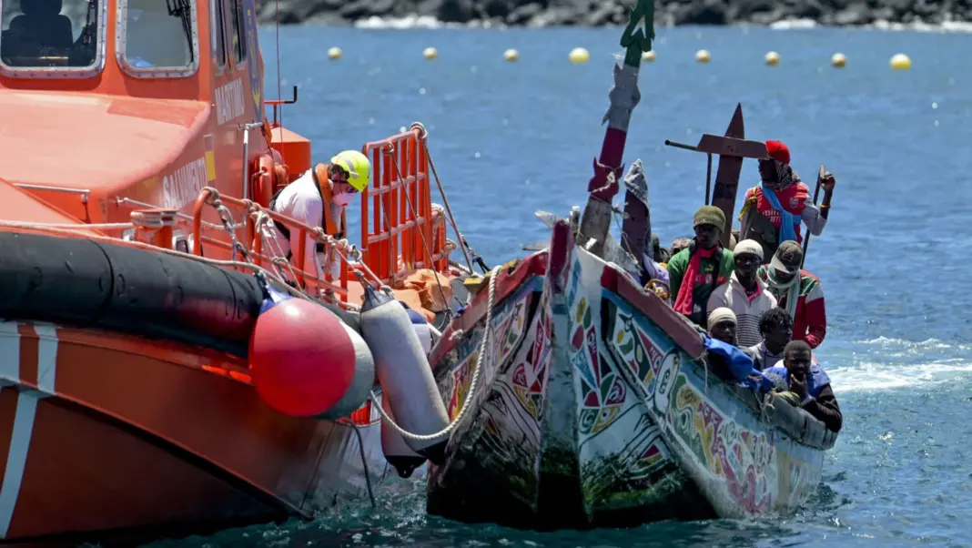 Salvamento Marítimo rescata un cayuco con 40 personas a 10 millas de El Hierro