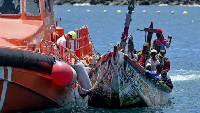Salvamento Marítimo rescata un cayuco con 40 personas a 10 millas de El Hierro