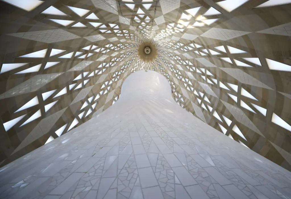 Vista del interior de la Torre de la Virgen María en la Basílica de la Sagrada Familia en Barcelona, España, 21 de mayo de 2026. REUTERS/ Albert Gea