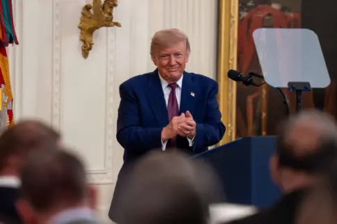 Trump avanza que EEUU agotará los 60 días para negociar con Irán