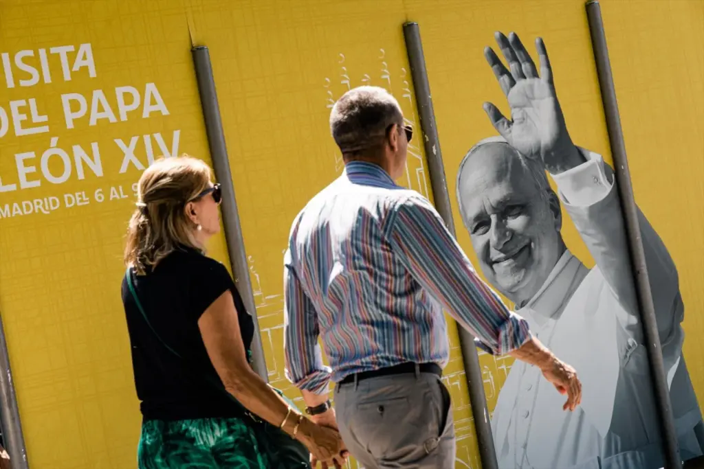 Cartel publicitario de la visita del Papa, en la plaza de Cibeles, Madrid.