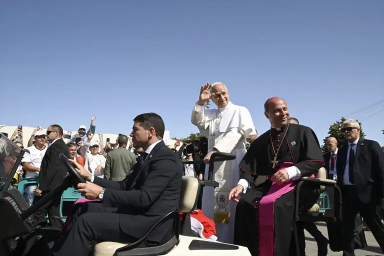 El papa insiste en La Laguna en avanzar un paso más hacia la integración de los migrantes y no quedarse solo en la acogida