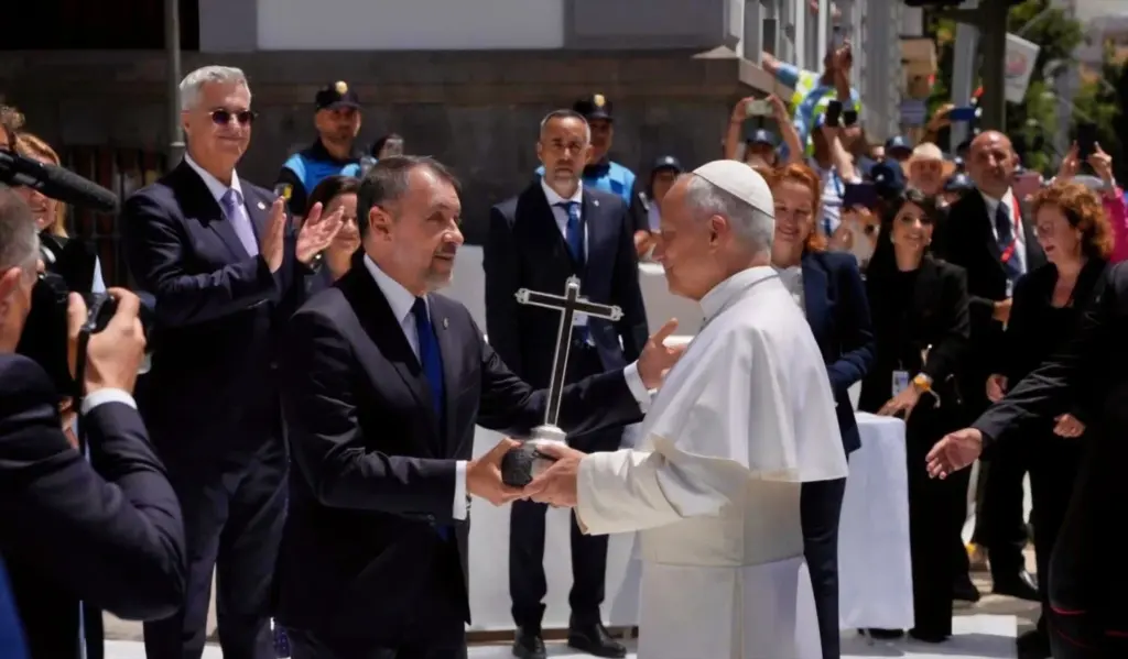 El alcalde de Santa Cruz de Tenerife, José Manuel Bermúdez, entrega una réplica de la Cruz Fundacional de la ciudad al Papa León XIV. Ayuntamiento de Santa Cruz de Tenerife