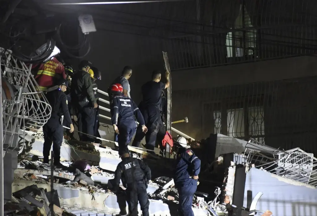 Equipos de rescate trabajan entre las ruinas de un edificio en Caracas, Venezuela. Europa Press / Marcos Salgado