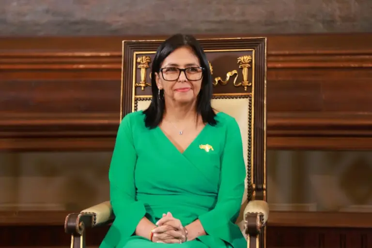 Delcy Rodríguez supervisa en La Guaira las labores de rescate tras los terremotos