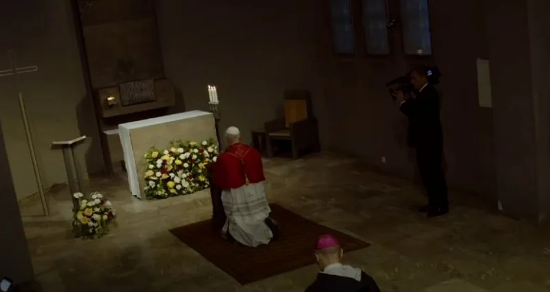 reza en la capilla del Santísimo.