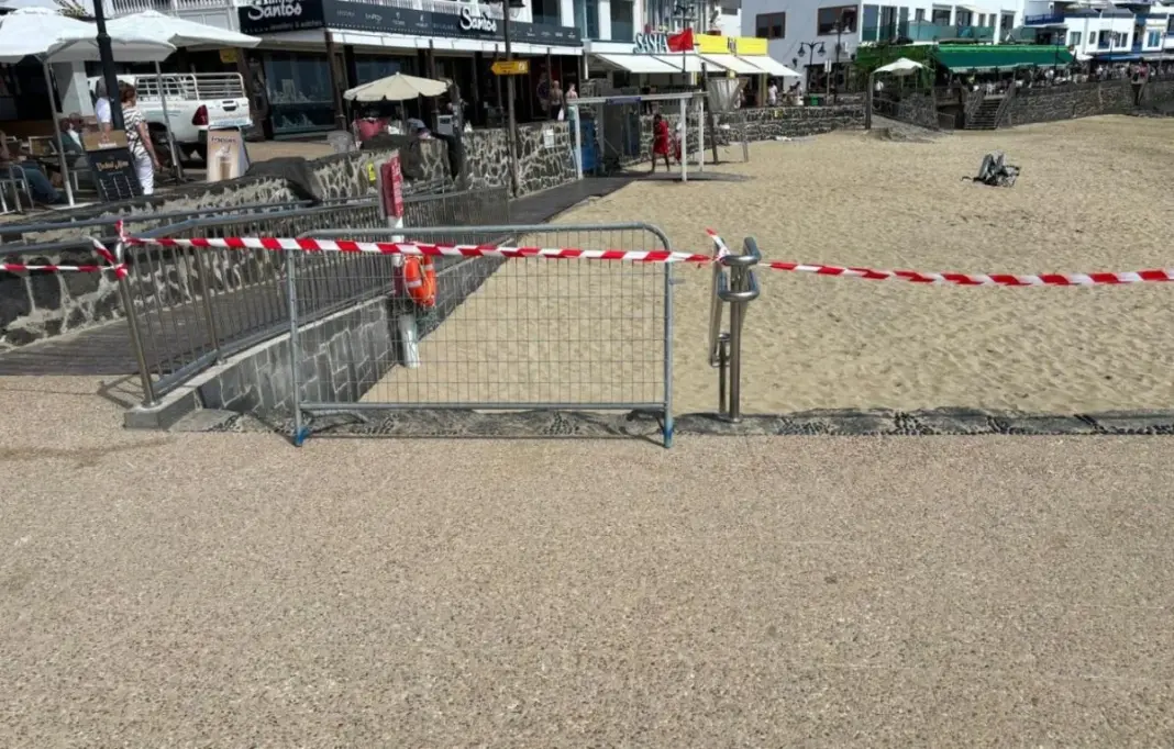 Yaiza prohíbe el baño en la playa pequeña de Playa Blanca por vertido de aguas residuales