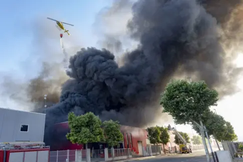 Seis heridos en un incendio que afecta a tres naves industriales en Yecla, en Murcia