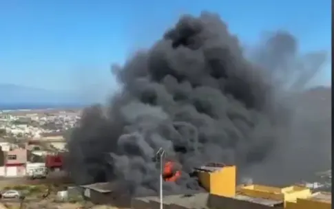 Un incendio en una marmolería de Telde moviliza a numerosos efectivos de emergencia