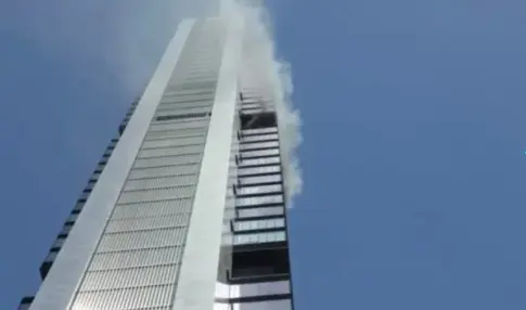 Desalojada una de las cuatro torres de Madrid por una columna de humo en su interior
