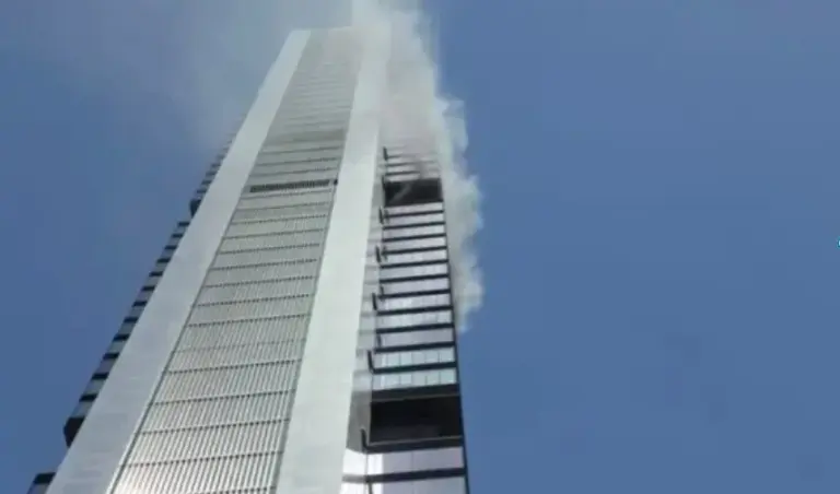 Desalojada una de las cuatro torres de Madrid por un incendio ya controlado en el piso 25