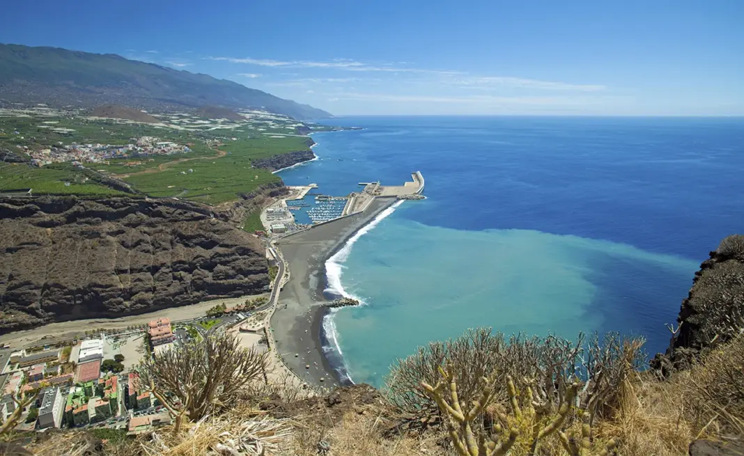 El consejero comenzó su jornada en Santa Cruz de La Palma, donde asistió a EcoFest 2026, cuya edición combina ocio y educación