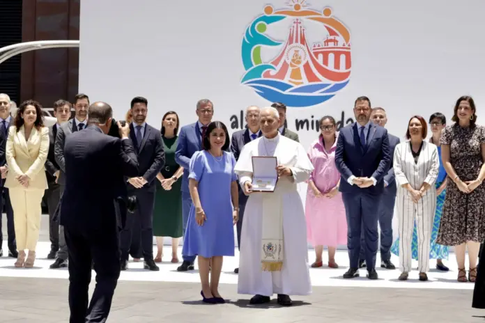 El papa León XIV, con la Llave de Oro de Las Palmas de Gran Canaria, junto a la alcaldesa y resto de la corporación municipal.