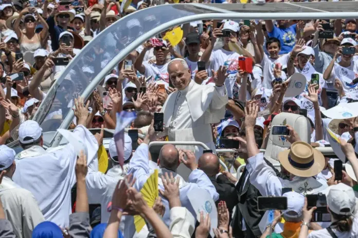saludo del papa desde el papamóvil