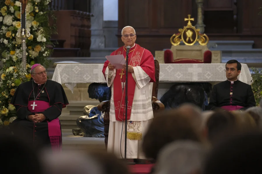 León XIV en un momento de su encuentro con religiosos en la catedral de Santa Ana. EFE
