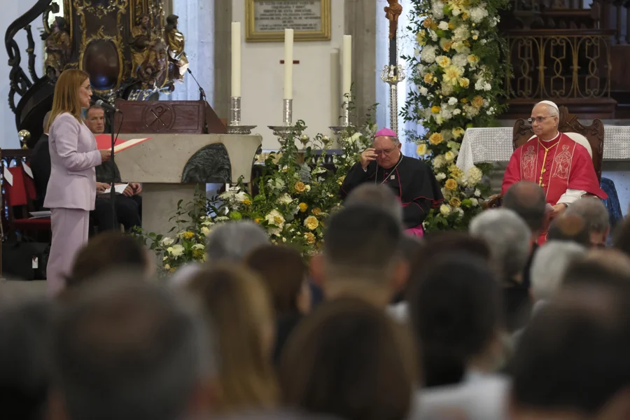 Momento del encuentro de León XIV con los religiosos y la comunidad diocesana en la catedral de Santa Ana. EFE