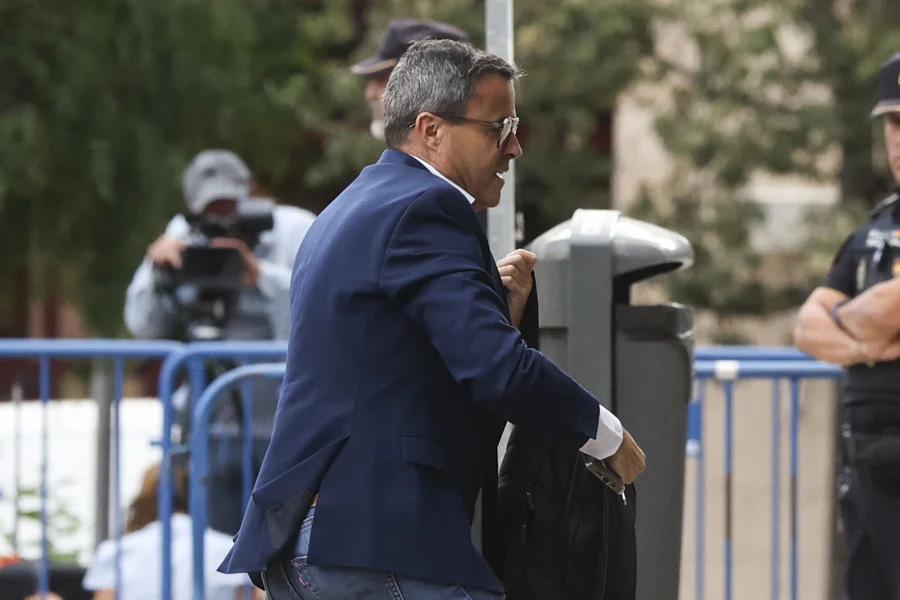El extitular de la Diputación de Badajoz Miguel Ángel Gallardo a su llegada para declarar este jueves como acusado en el juicio por su contratación en la Diputación de Badajoz. Imagen EFE