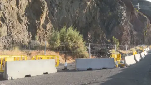 La playa de Las Gaviotas, en Santa Cruz de Tenerife, permanecerá cerrada este verano por obras de emergencia en la ladera