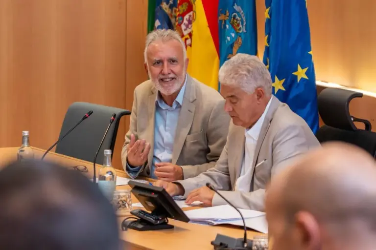 Torres evalúa en Lanzarote la regularización de más de 5.000 migrantes en Canarias
