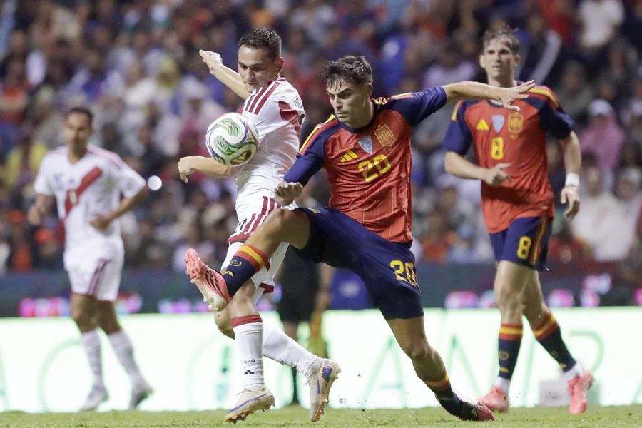 Pedri en una acción de juego en el partido ante Perú de la selección española. Imagen EFE