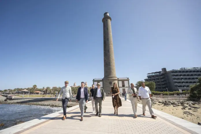 Recorrido de las autoridades en el espacio del Faro de Maspalomas. Imagen Cabildo de Gran Canaria