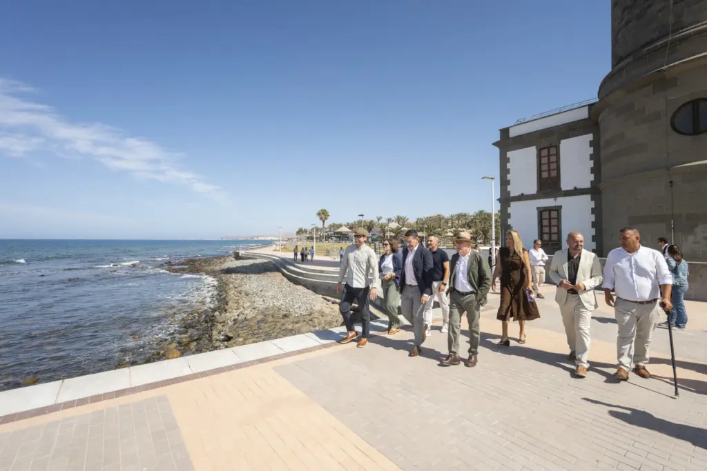 Recorrido de las autoridades en el espacio del Faro de Maspalomas. Imagen Cabildo de Gran Canaria