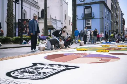 La Laguna llena sus calles de más de 60 alfombras por el Corpus Christi