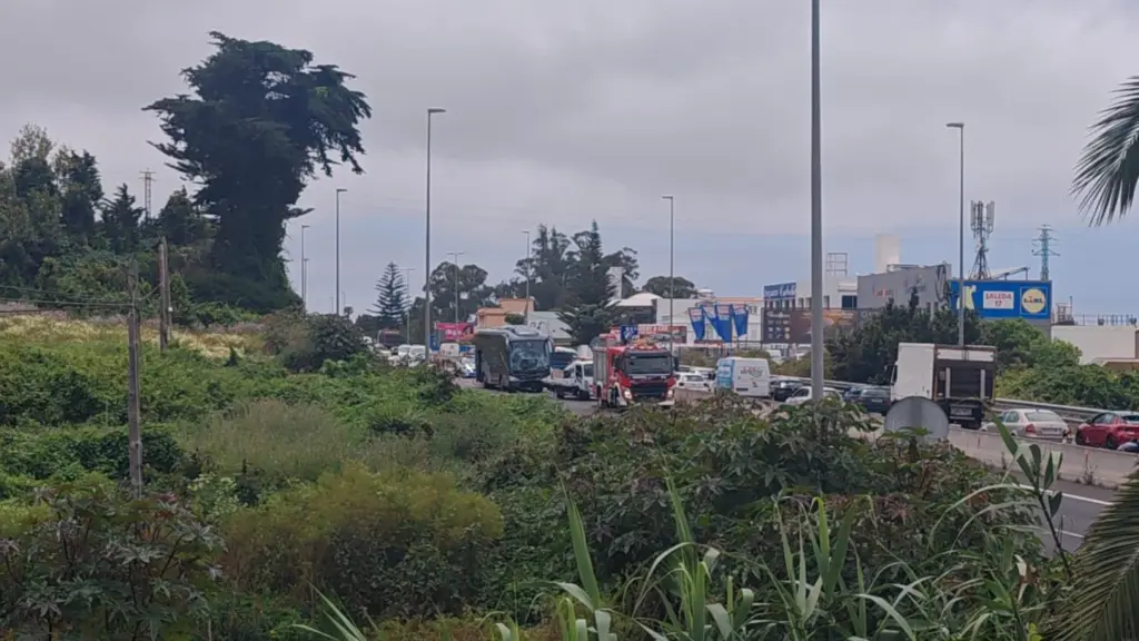 Largas retenciones tras el accidente en la TF-5
