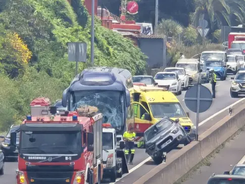 Accidente en Tacorente entre un coche y una guagua