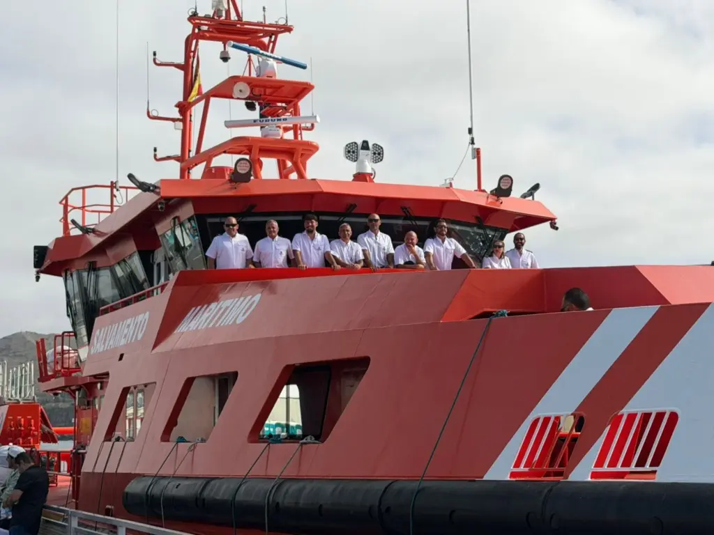 Representantes de Salvamento Marítimo esperan la llegada del Papa a Arguineguín