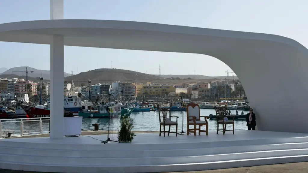 Escenario mirando al mar donde se situará el Papa en el muelle de Arguineguín