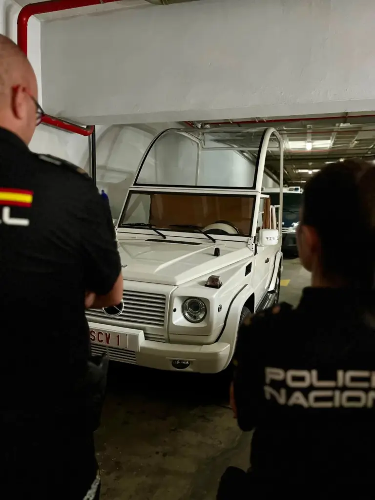 Custodia del Papa Móvil en la Jefatura Superior de la Policía Nacional