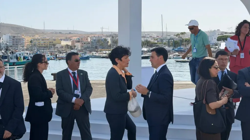 Las autoridades esperan en el muelle de Arguineguín la llegada del Papa