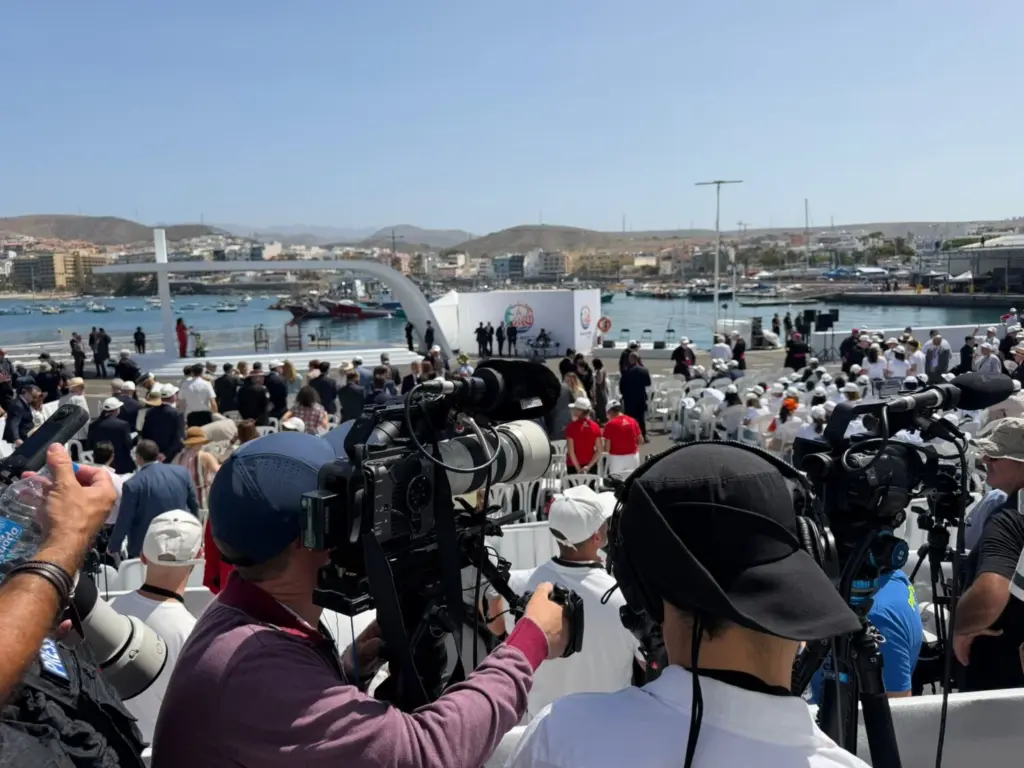 Los medios están preparados para seguir la visita del Papa a Arguineguín