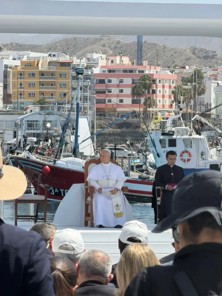 León XIV escucha los testimonios ante el acto del muelle de Arguineguín