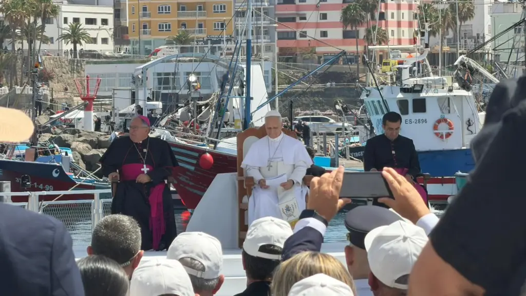 El Papa junto al obispo Mazuelos escuchan los testimonios de quienes arienden a las personas que llegan al muelle de Arguineguín