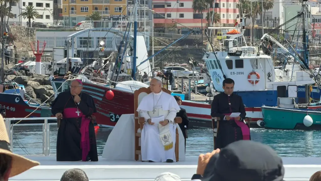El Papa junto al obispo Mazuelos escuchan los testimonios de quienes arienden a las personas que llegan al muelle de Arguineguín
