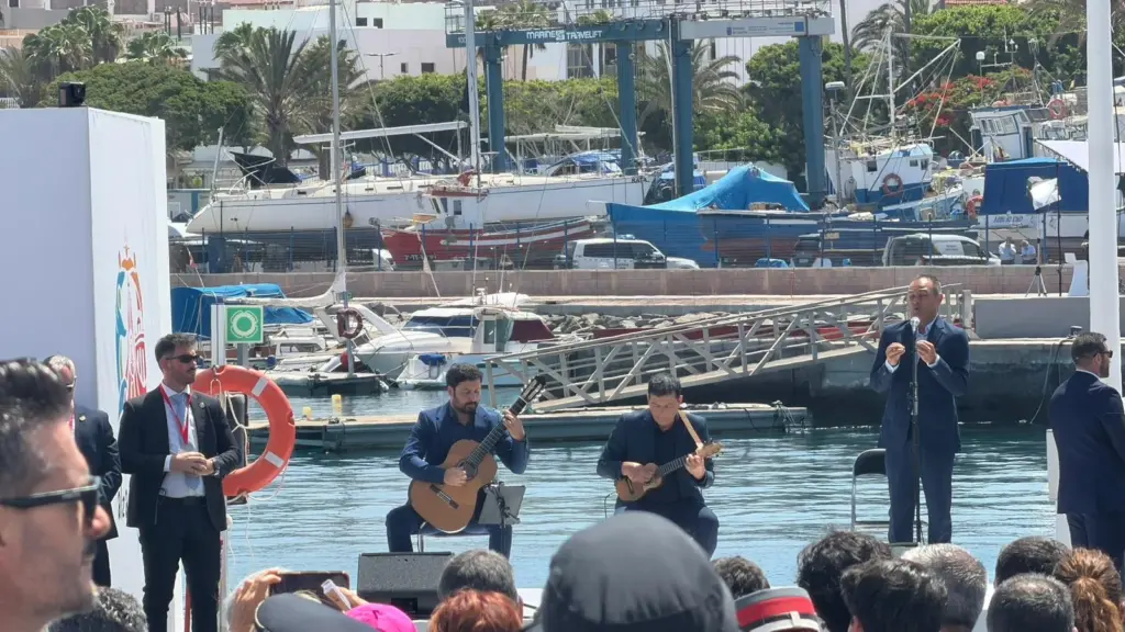 Ofrecen en directo la canción 'Dulce Arguineguín' a León XIV