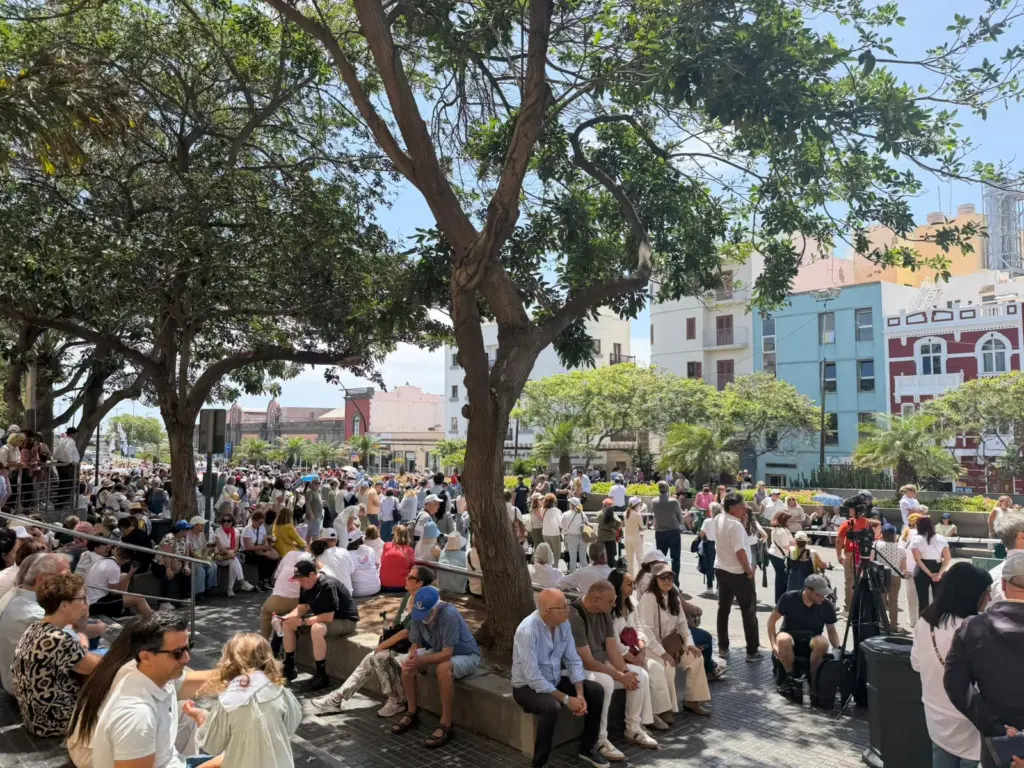Cientos de personas esperan en el entorno de Vegueta, en Gran Canaria, la llegada del Papa