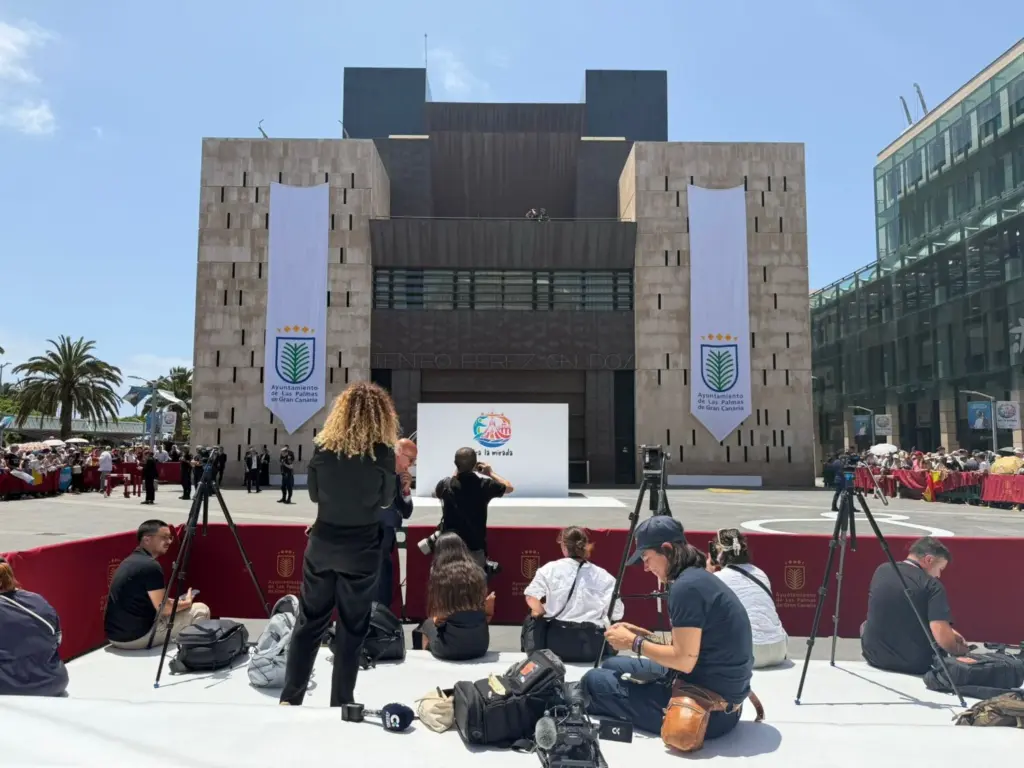 Medios y fieles espera en Vegueta, en Gran Canaria, la llegada del Papa