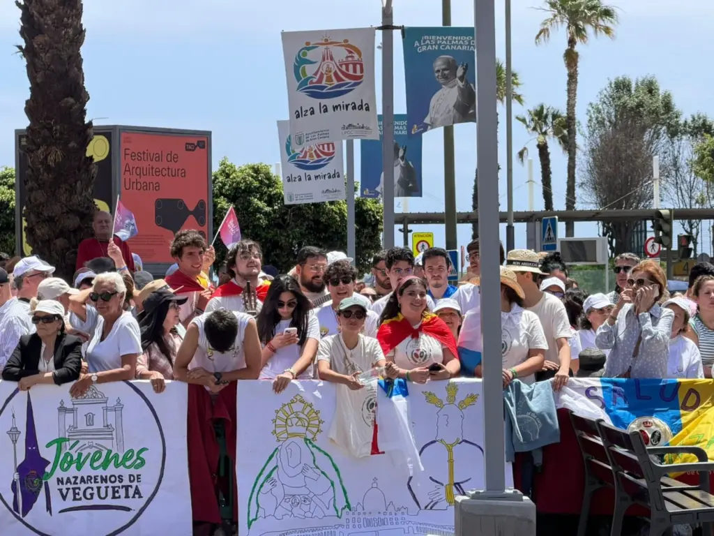Medios y fieles espera en Vegueta, en Gran Canaria, la llegada del Papa