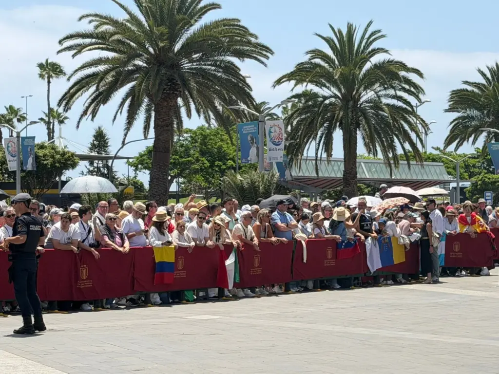Medios y fieles espera en Vegueta, en Gran Canaria, la llegada del Papa