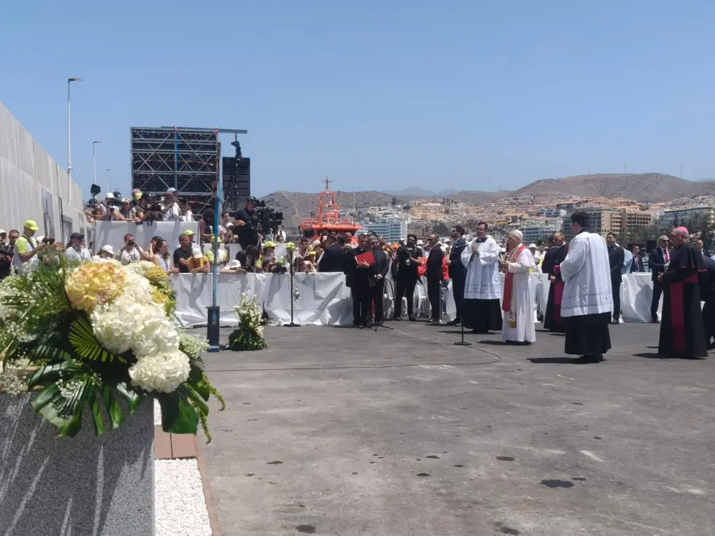 León XIV bendice la cruz hecha con resto de embarcaciones precarias en las que llegan migrantes desde África a Canarias
