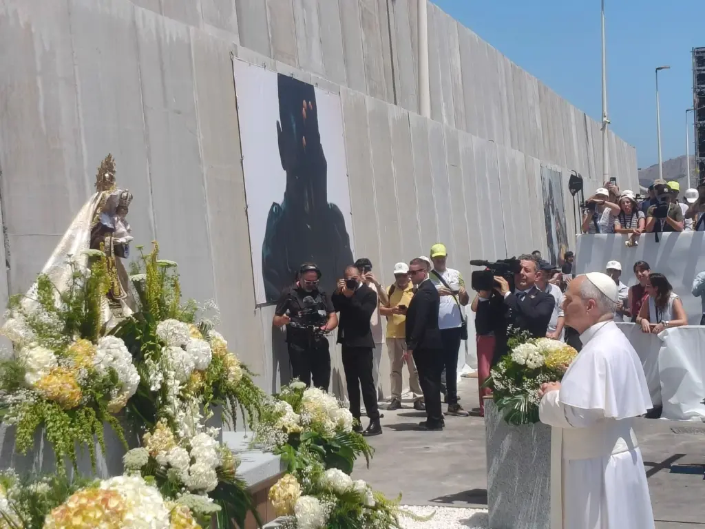 León XIV reza frente a la Virgen en el muelle de Arguineguín