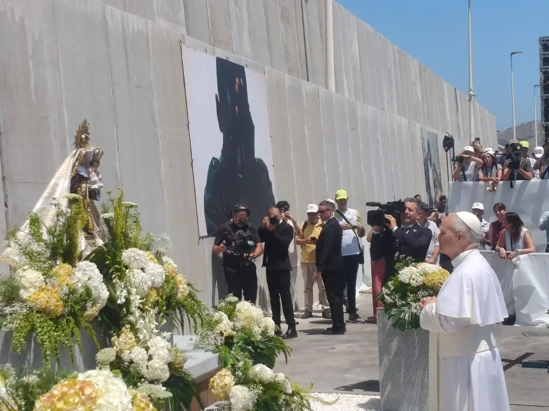 León XIV reza frente a la Virgen en el muelle de Arguineguín